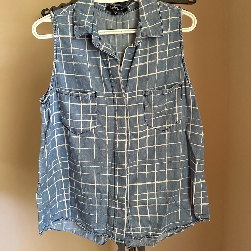 Sleeveless button up. Good condition